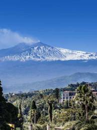 Etna innevato visto da Taormina