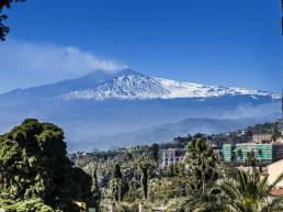 Etna innevato visto da Taormina