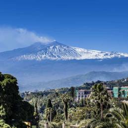 Etna innevato visto da Taormina