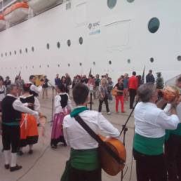 Musicanti e ballerini tradizionali accolgono i turisti al porto di Messina