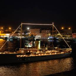 Foto Notturna di un battello nel porto di Messina