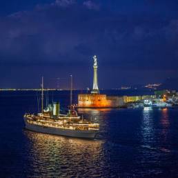 Foto Notturna di un Battello nel porto di Messina