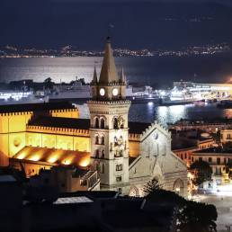 Vista notturna del Duomo e del Porto di Messina dall'alto